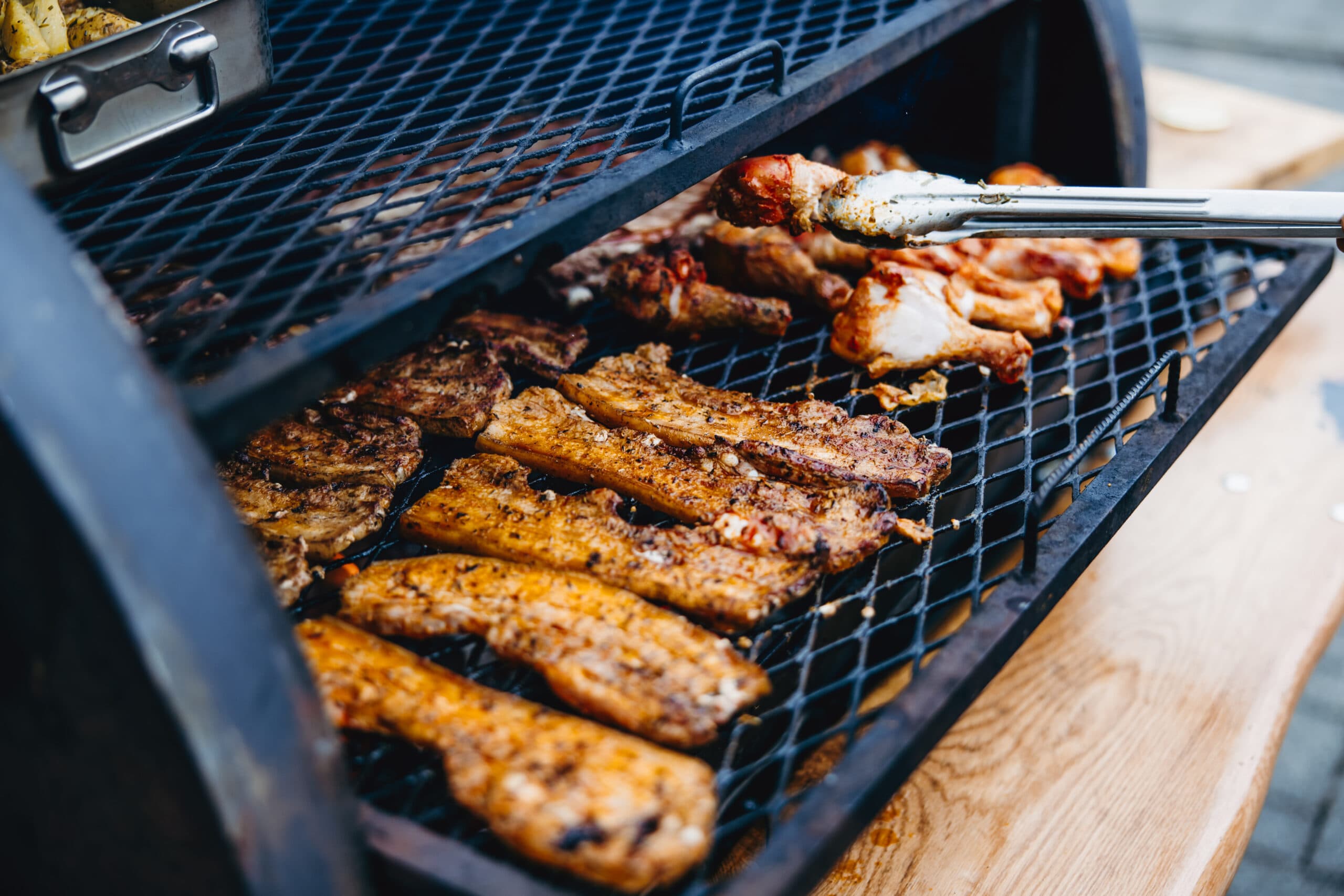 Spek en ribben op het rooster van de smoker