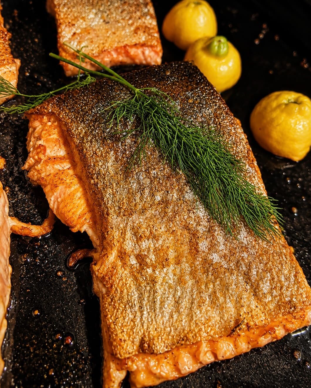 Zalmfilets met krokant vel, dille en citroen