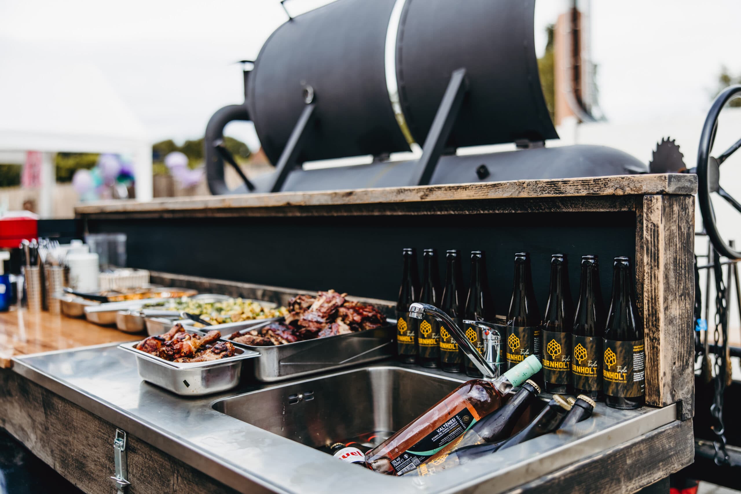 De smoker, het buffet en Turnholt-bier op rij — drie ambachten naast elkaar