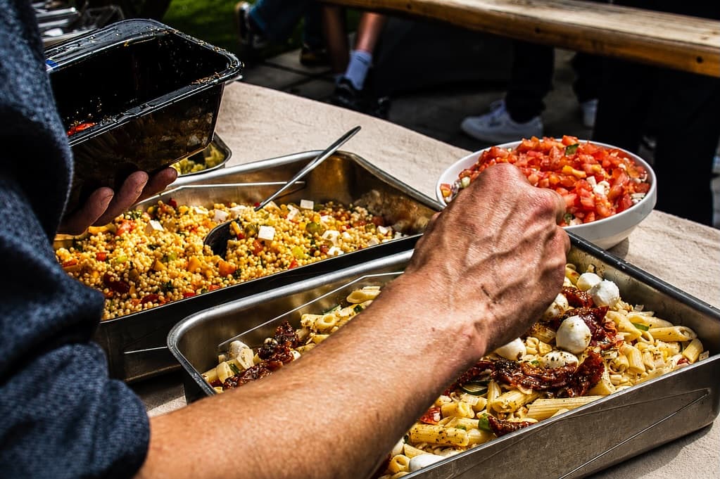 Couscous, pasta en tomatensalade — onze sharing-buffet