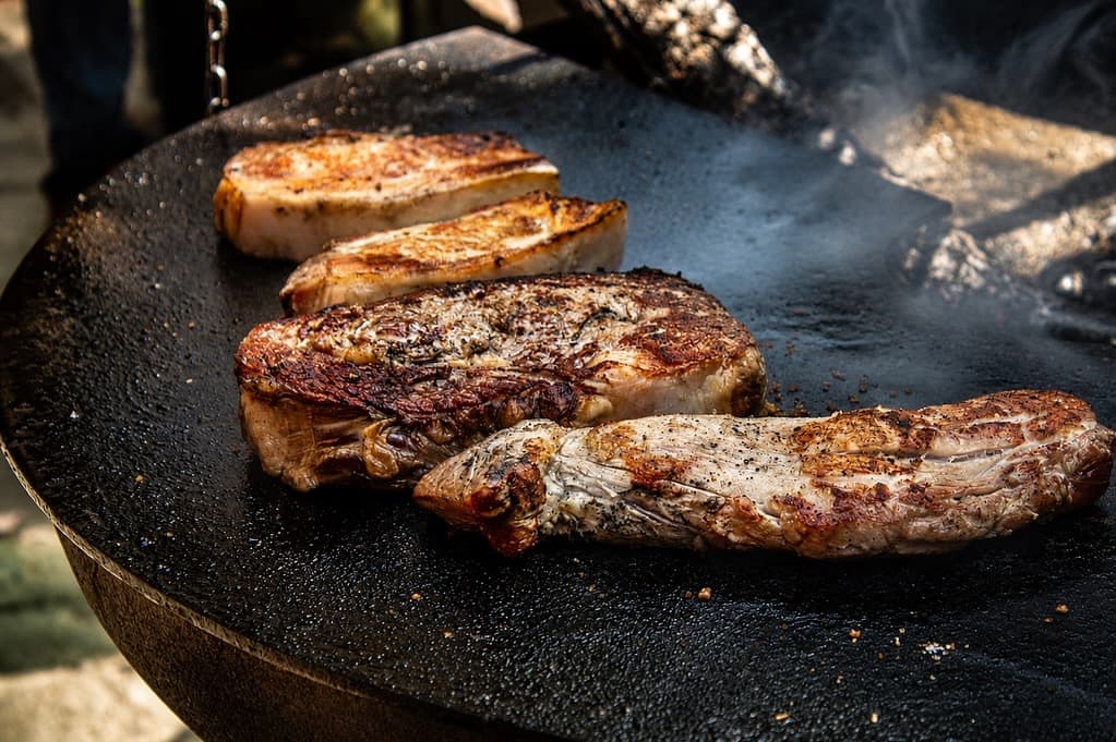 Steaks die langzaam karameliseren op de plancha
