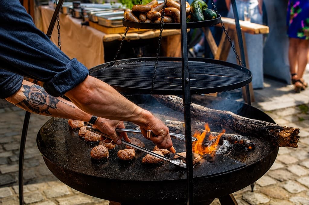 Burgers op de vuurschaal, smoker in de achtergrond